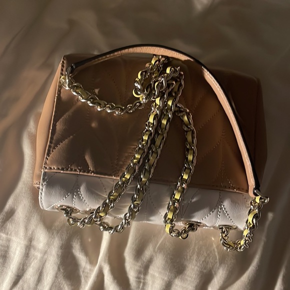 Beautiful & clean Kate Spade crossbody cream & tan with gold chain straps - Picture 3 of 5